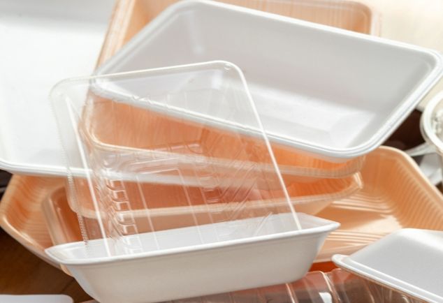 食品用のプラスチックトレーと容器